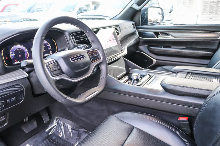 Used 2024 Jeep Wagoneer L Series II w/ Flexible Seating Group AWD/4WD image 16