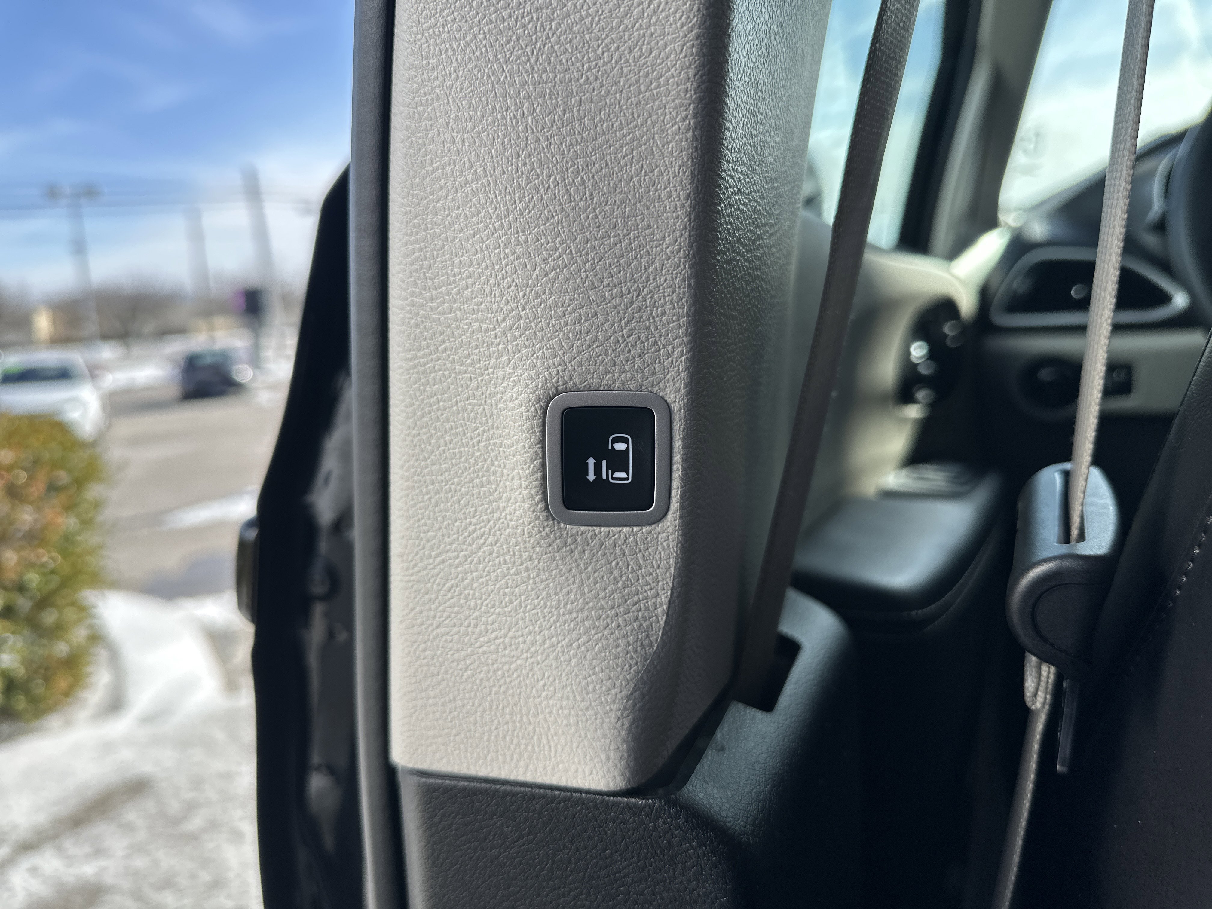 Used 2024 Chrysler Pacifica Touring-L image 23