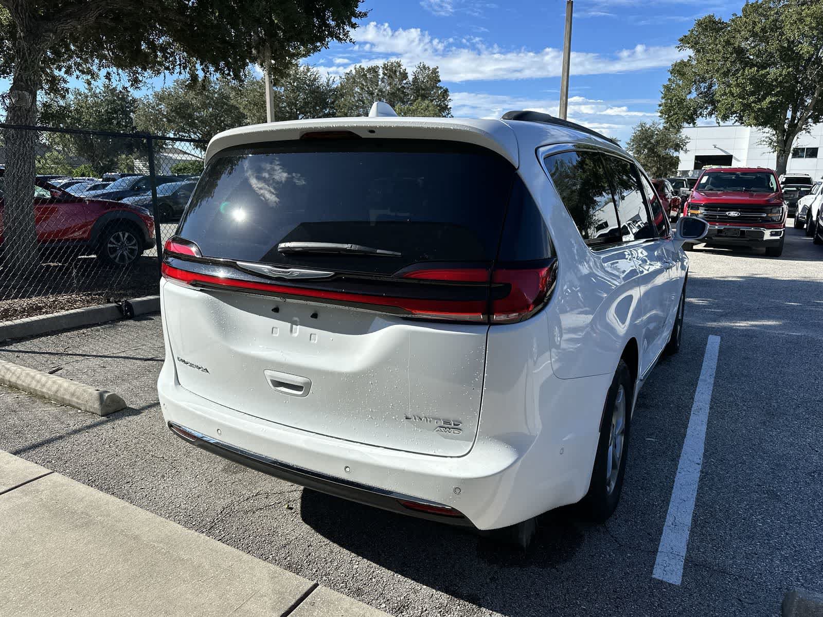 Used 2022 Chrysler Pacifica Limited w/ Uconnect Theater Family Group AWD/4WD image 8