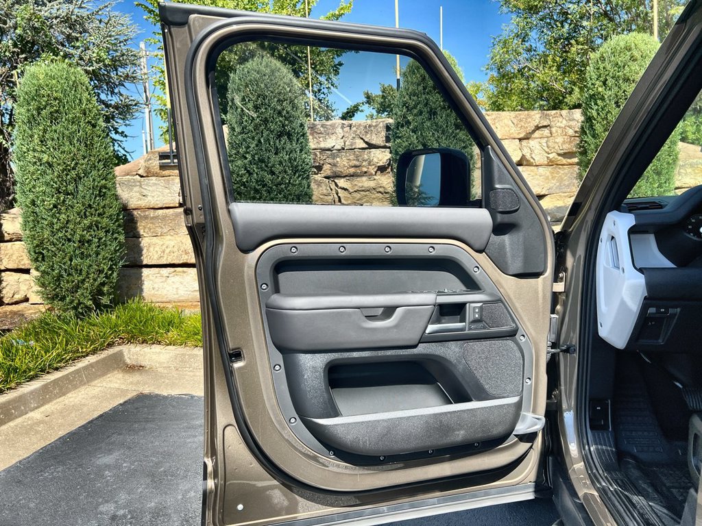 New 2026 Land Rover Defender 110 X-Dynamic SE AWD/4WD image 17