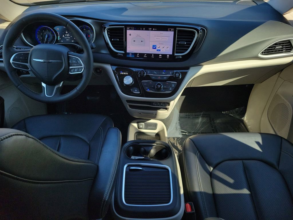 Certified 2024 Chrysler Pacifica Touring-L image 17