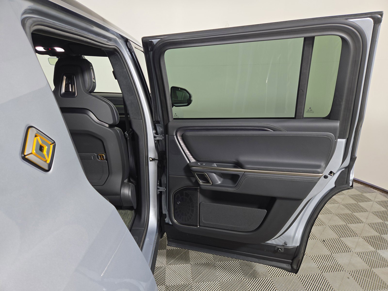 Used 2024 Rivian R1S Adventure AWD/4WD image 19