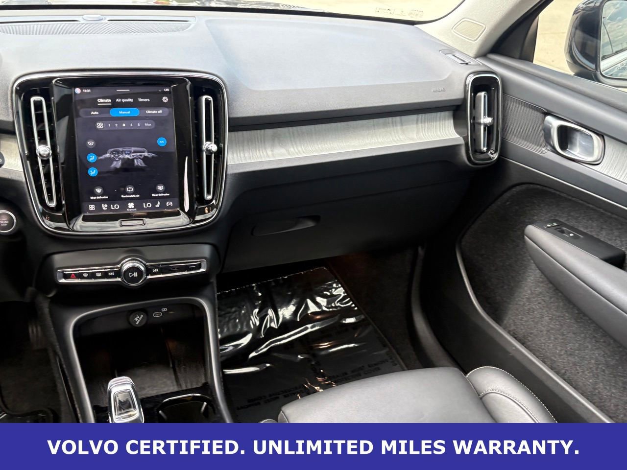Certified 2025 Volvo XC40 B5 Plus AWD/4WD image 14