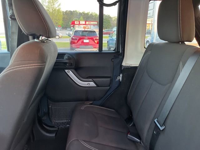 Used 2016 Jeep Wrangler Unlimited Rubicon w/ Connectivity Group AWD/4WD image 14