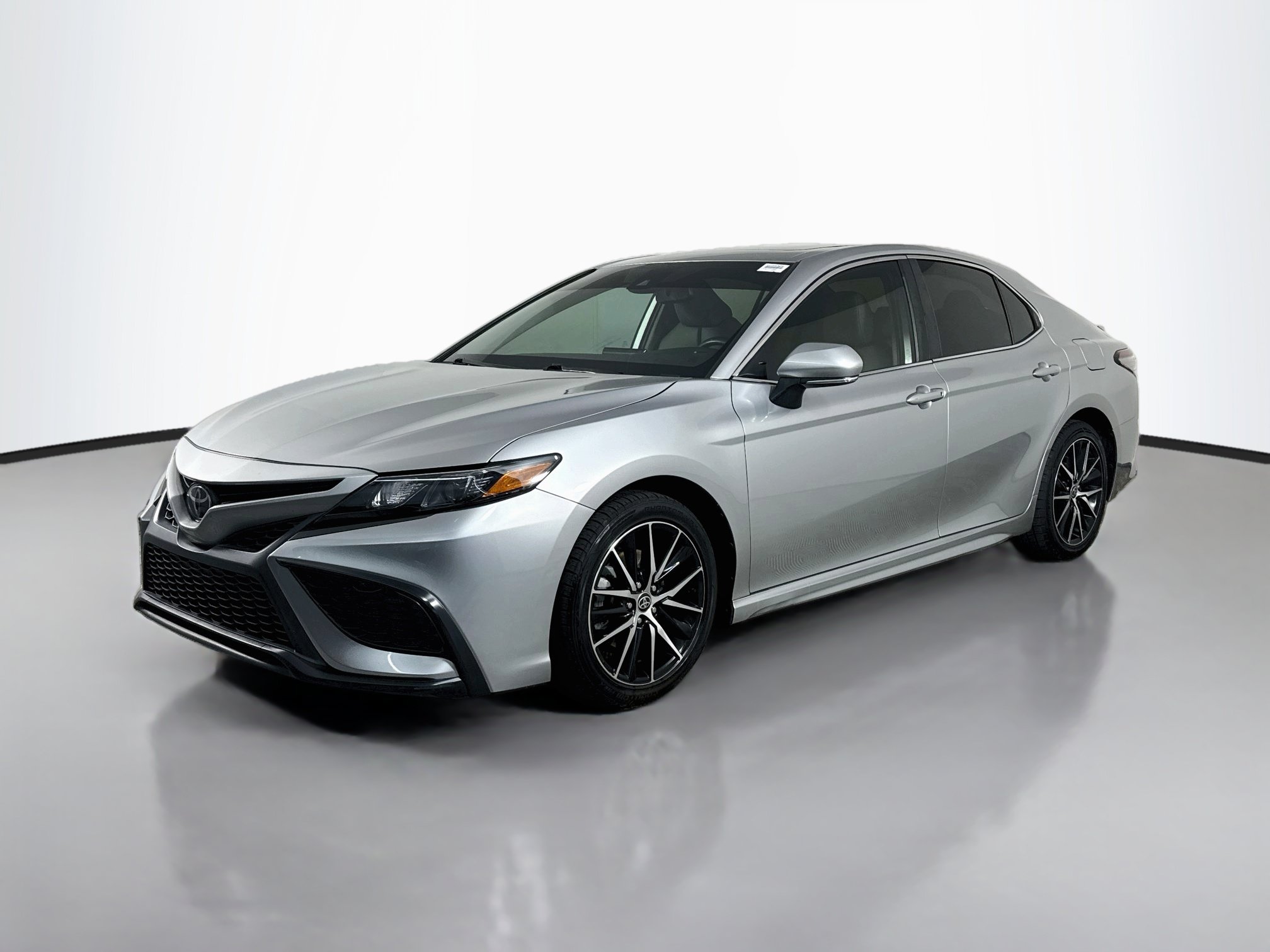 Used 2023 Toyota Camry SE w/ Convenience Package FWD image 4