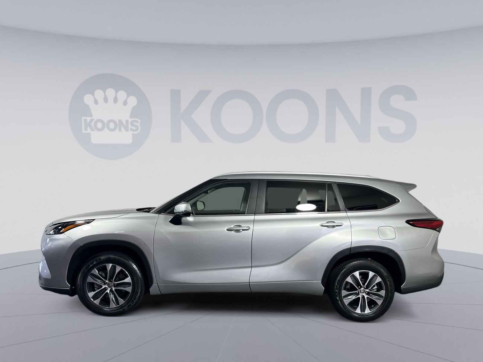 Used 2023 Toyota Highlander XLE FWD image 2
