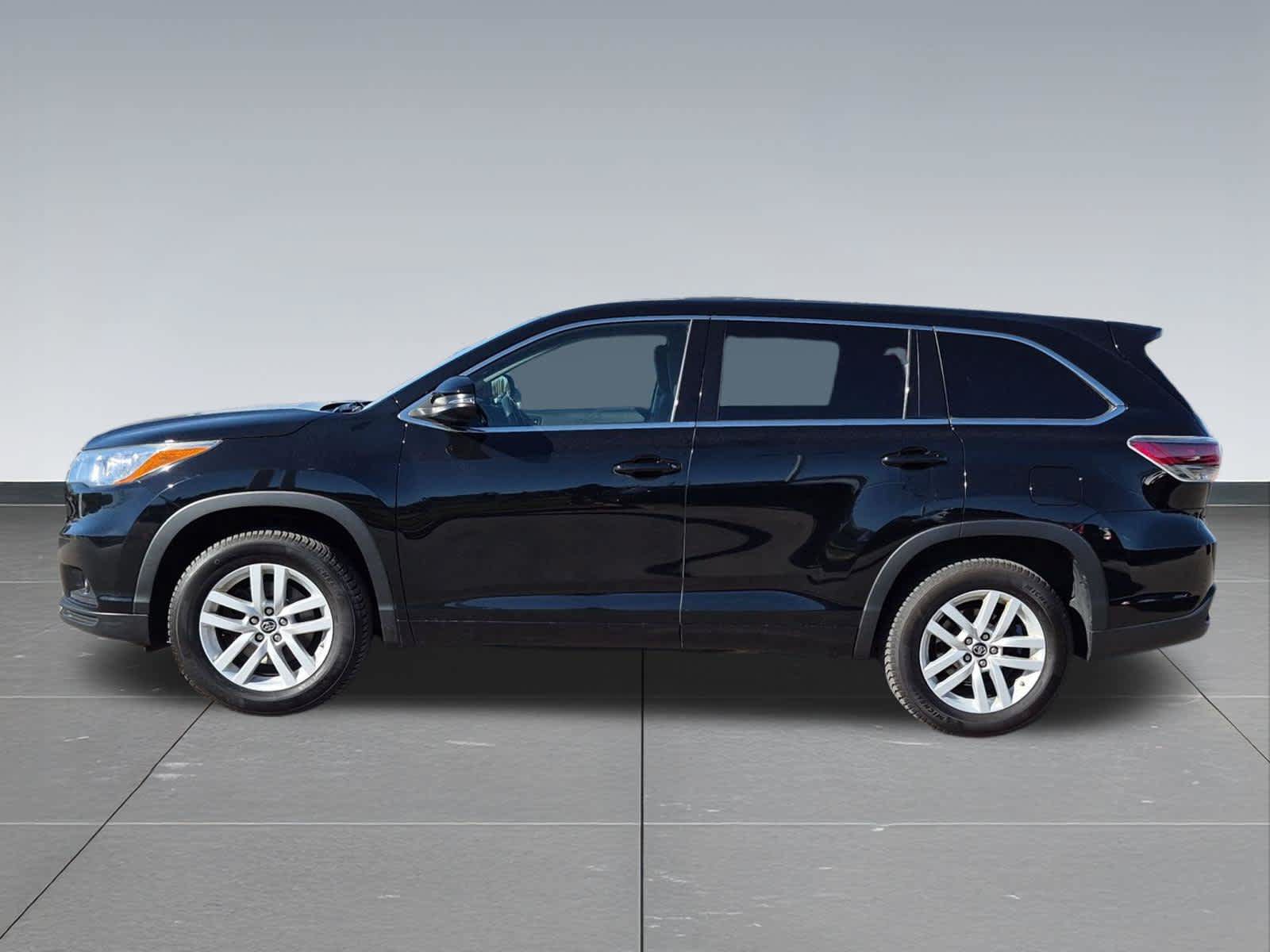 Used 2016 Toyota Highlander LE FWD image 3