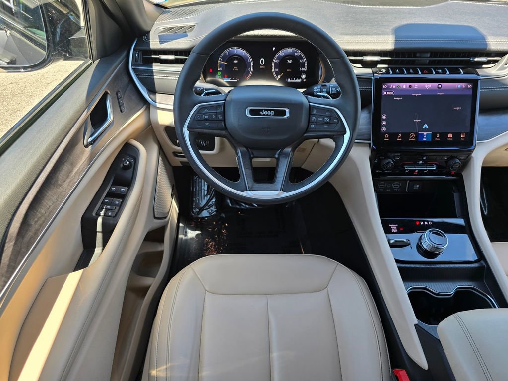 Used 2025 Jeep Grand Cherokee Limited AWD/4WD image 31
