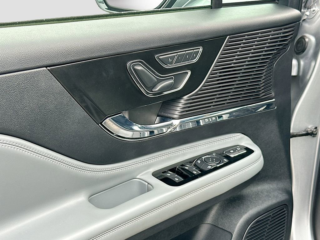 Used 2022 Lincoln Corsair FWD w/ Premium Package image 18