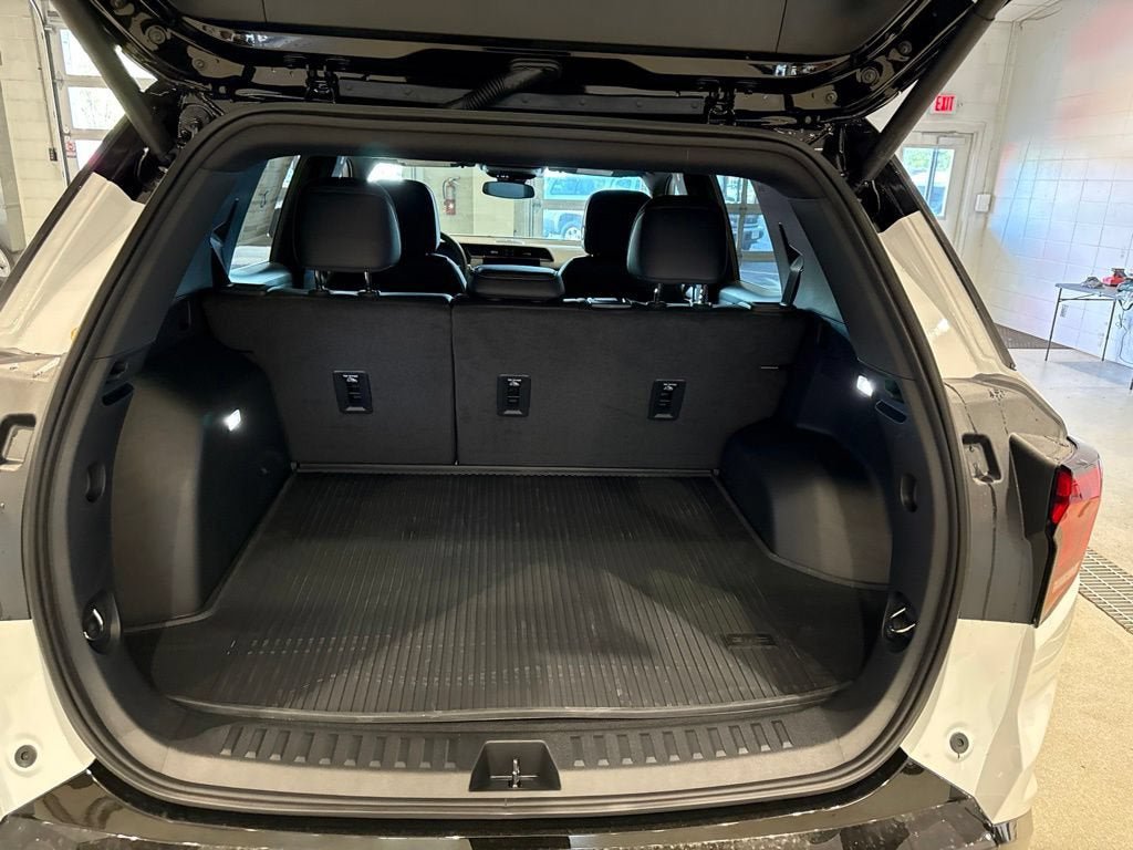 New 2026 GMC Terrain AT4 w/ LPO, Floor Liner Package AWD/4WD image 18