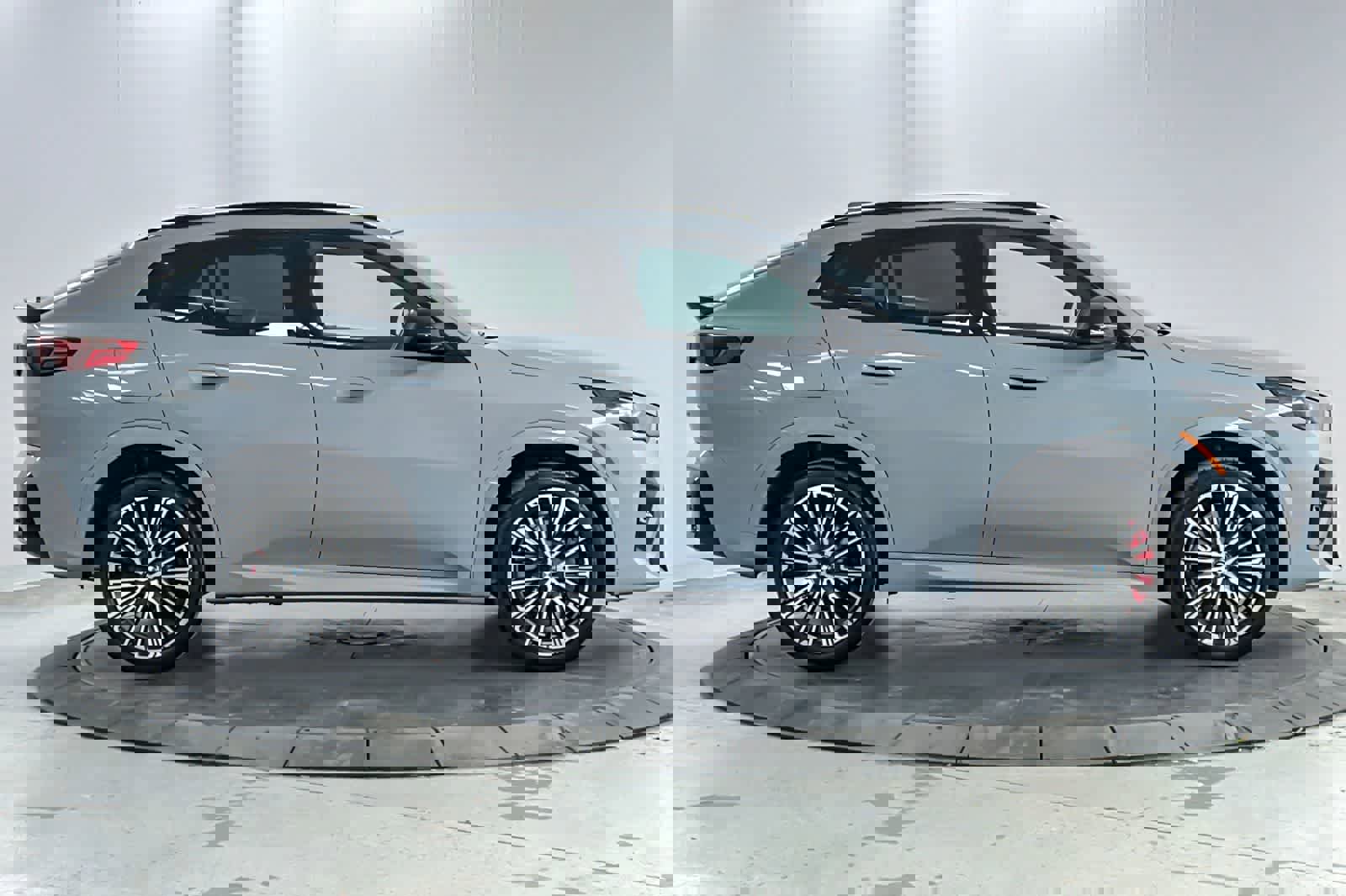 Used 2025 BMW X2 xDrive28i w/ M Sport Package image 8