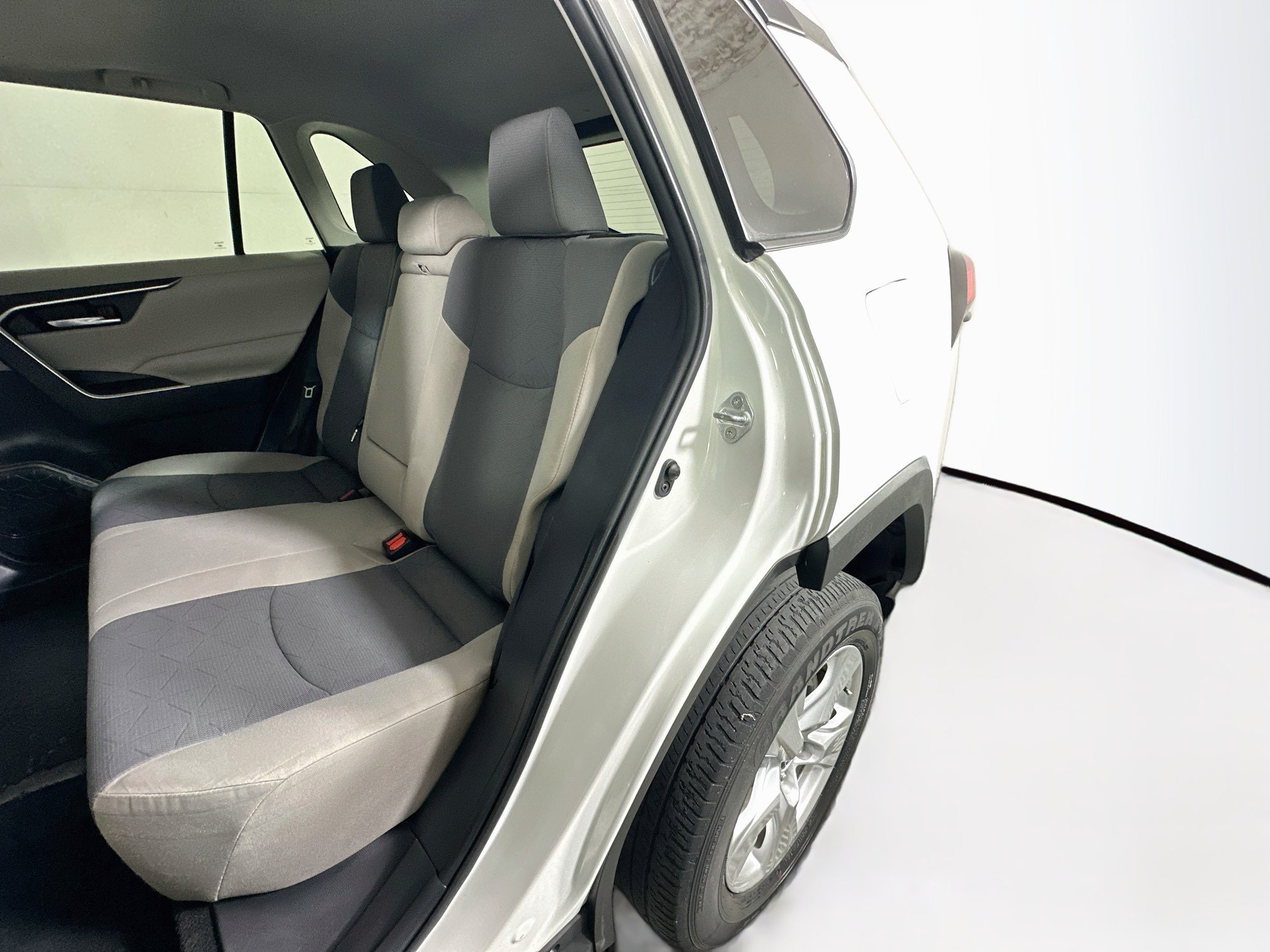 Used 2021 Toyota RAV4 XLE w/ Convenience Package FWD image 26