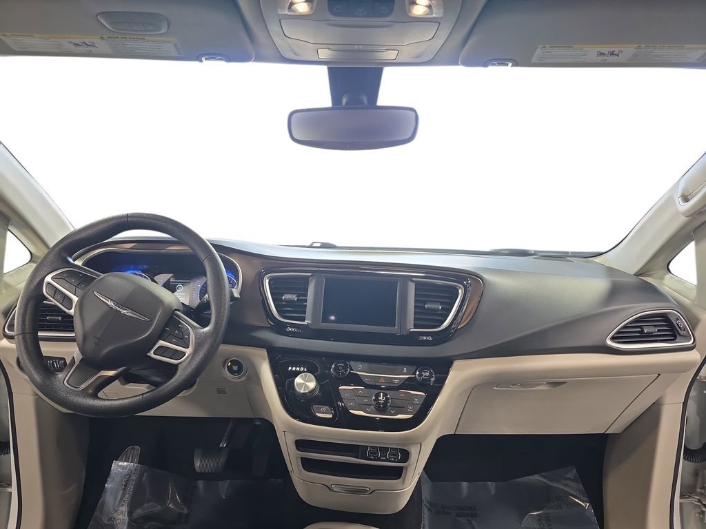 Used 2021 Chrysler Voyager Lxi image 9