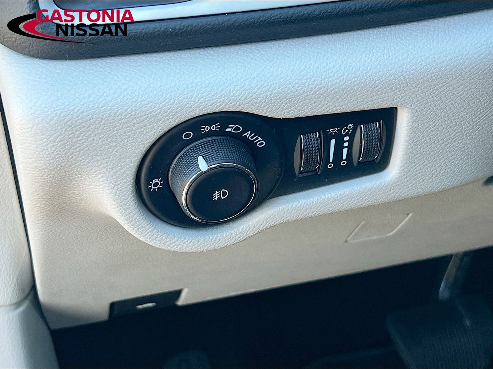 Used 2023 Chrysler Pacifica Touring-L image 13