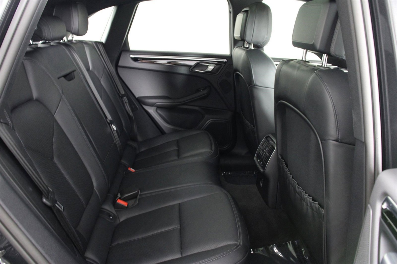 Used 2025 Porsche Macan image 32