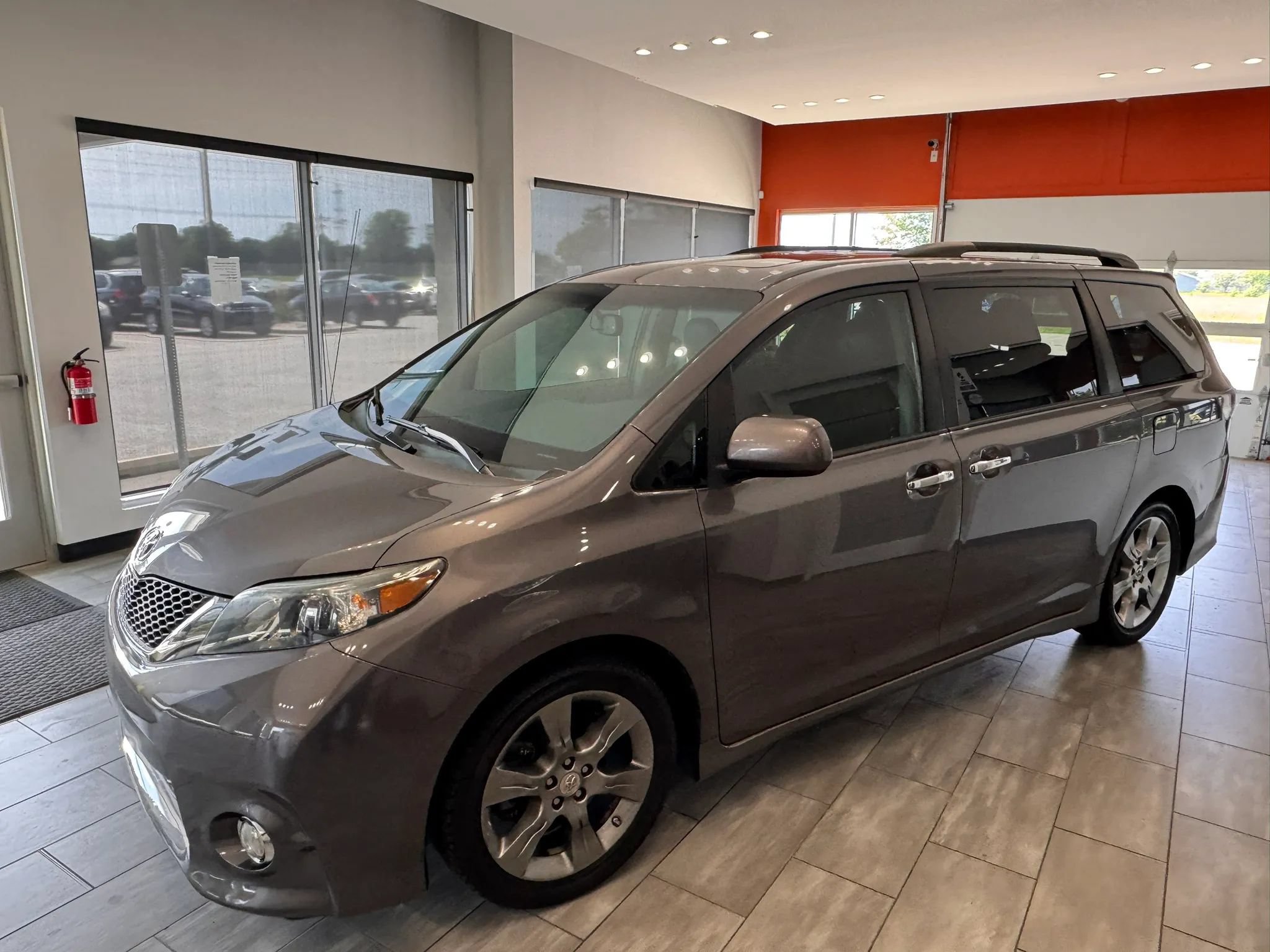 Used 2014 Toyota Sienna SE FWD image 4