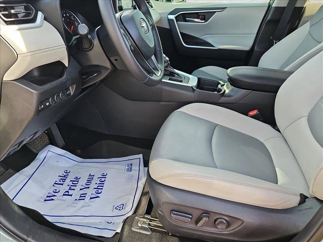 Used 2021 Toyota RAV4 XLE Premium image 16