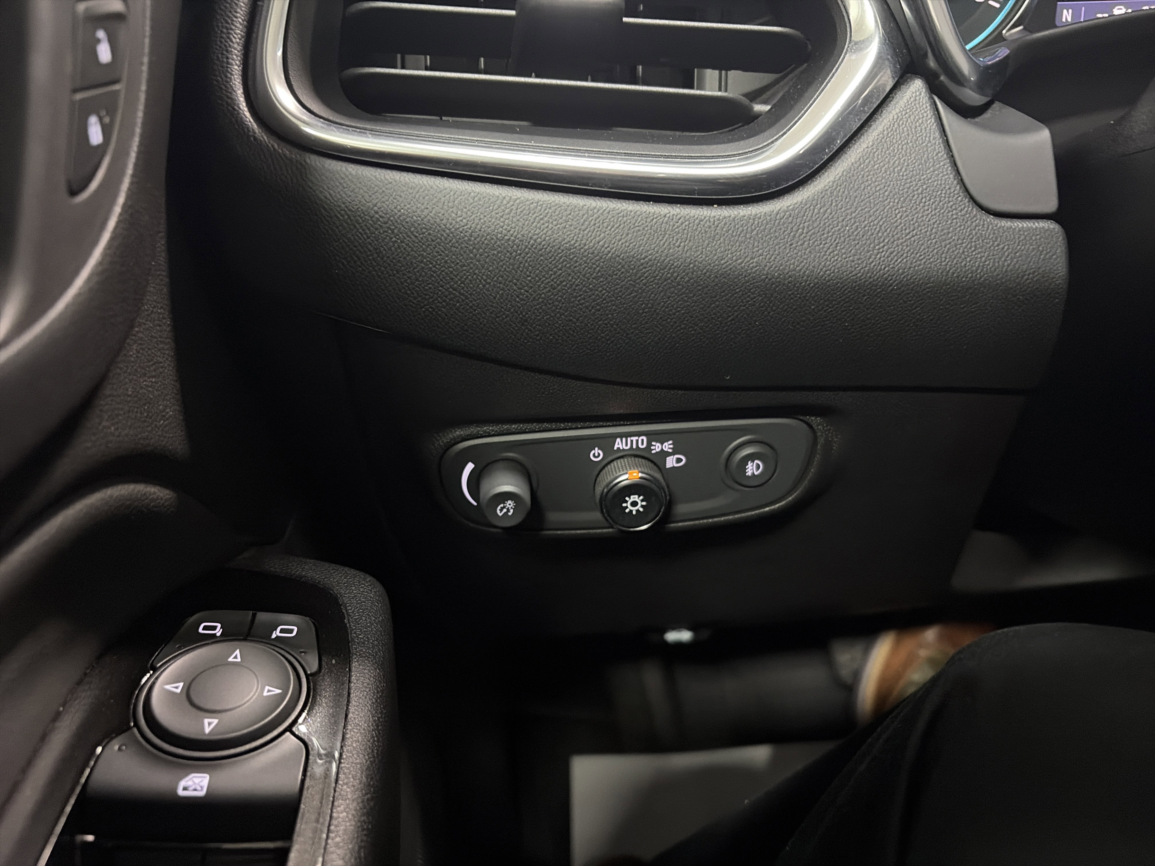 Used 2022 Chevrolet Equinox Premier AWD/4WD image 18