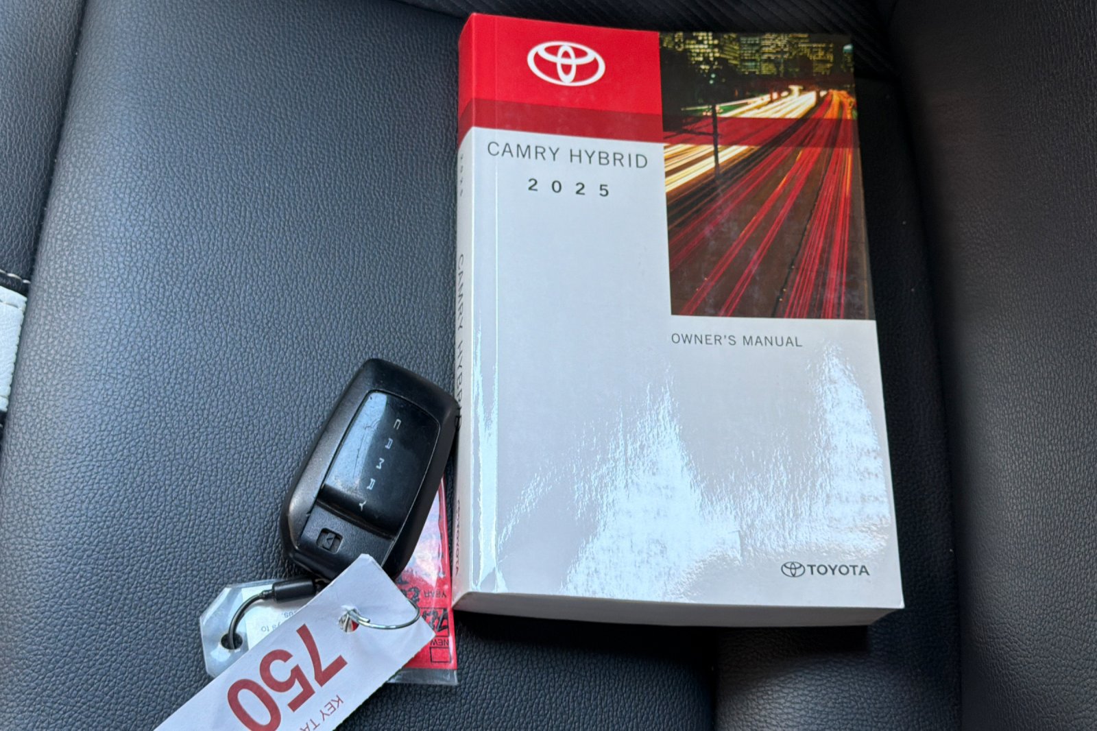 Used 2025 Toyota Camry SE FWD image 11