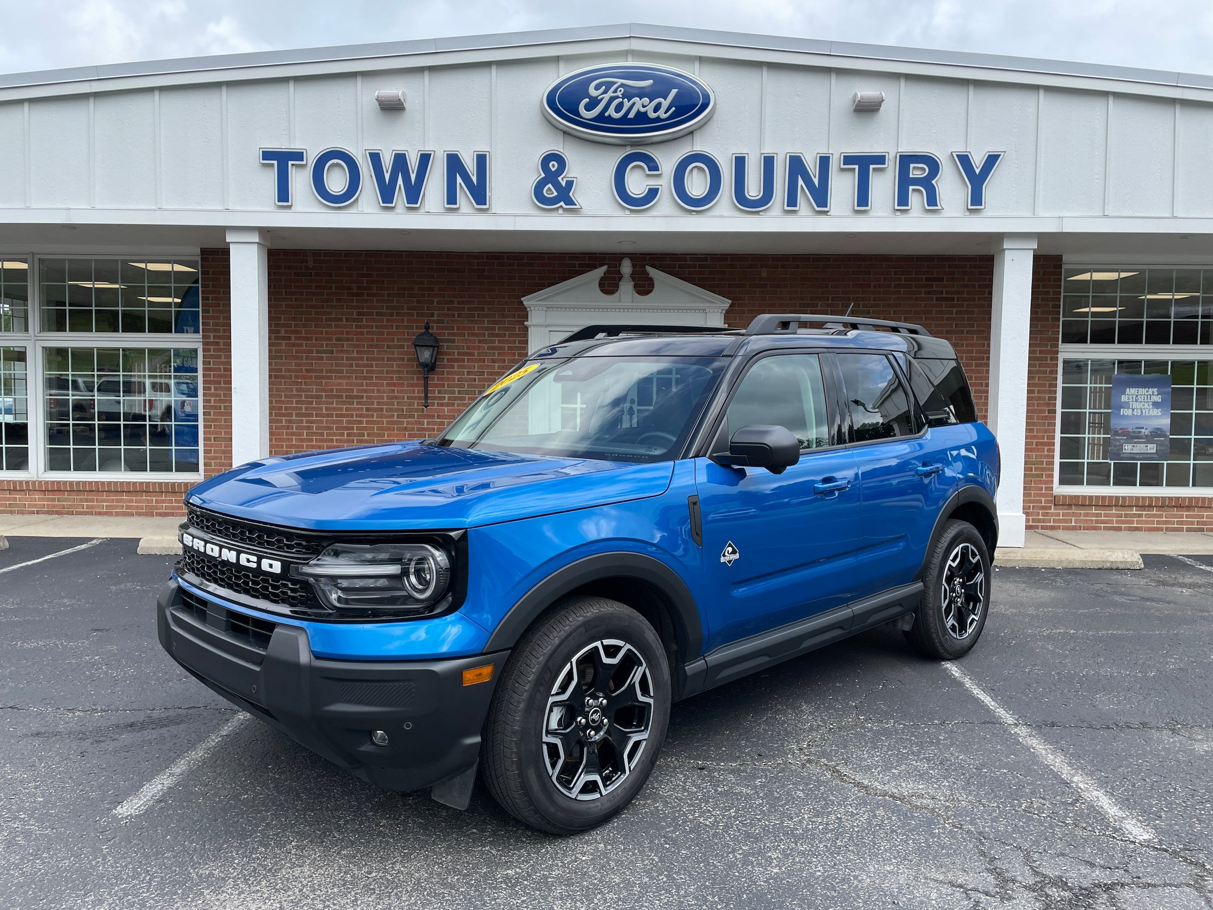 Certified 2025 Ford Bronco Sport Outer Banks w/ Outer Banks Tech Package+ AWD/4WD image 1