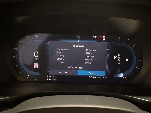 Used 2025 Volvo XC40 B5 Core image 33