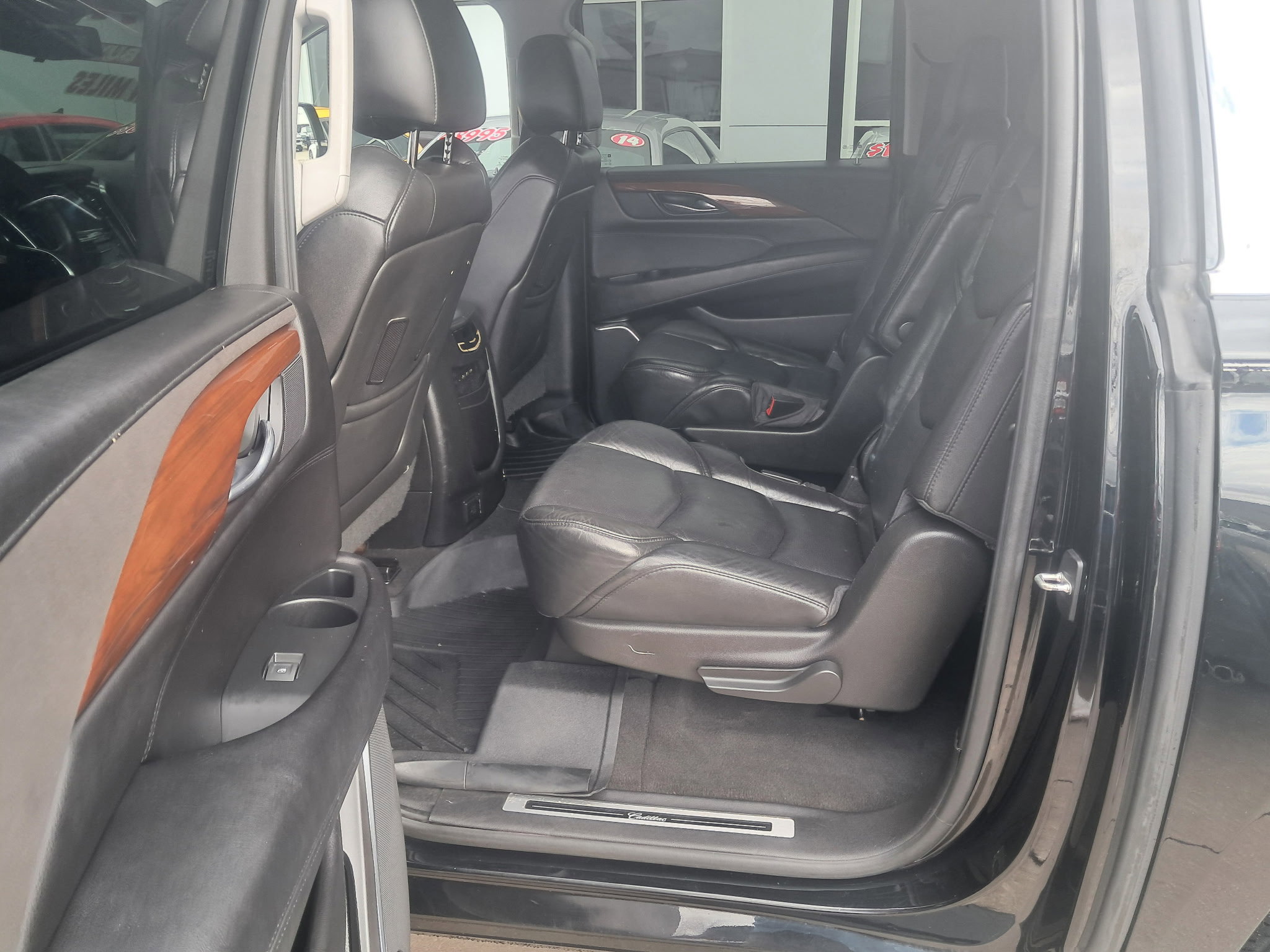 Used 2017 Cadillac Escalade ESV Premium Luxury w/ LPO, Radiant Package AWD/4WD image 4