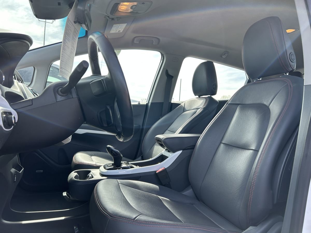 Used 2018 Chevrolet Bolt Premier w/ Driver Confidence II Package FWD image 11