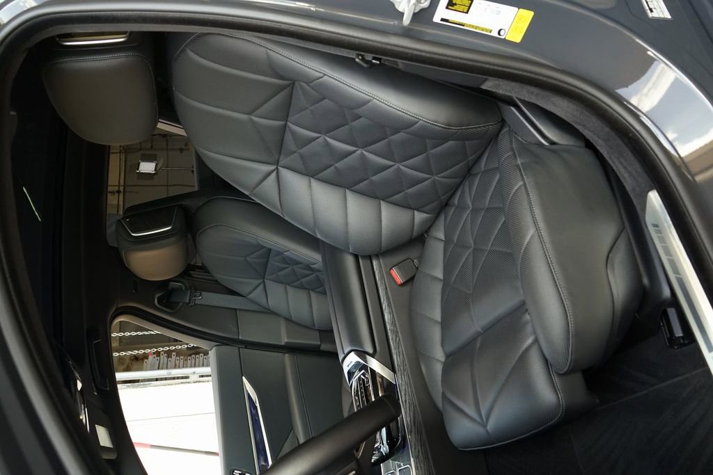 Used 2024 BMW 740i w/ Premium Package image 9