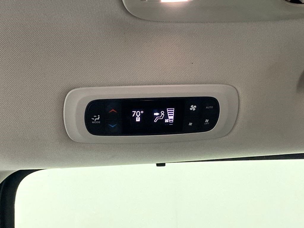 Used 2023 Chrysler Pacifica Touring-L image 28