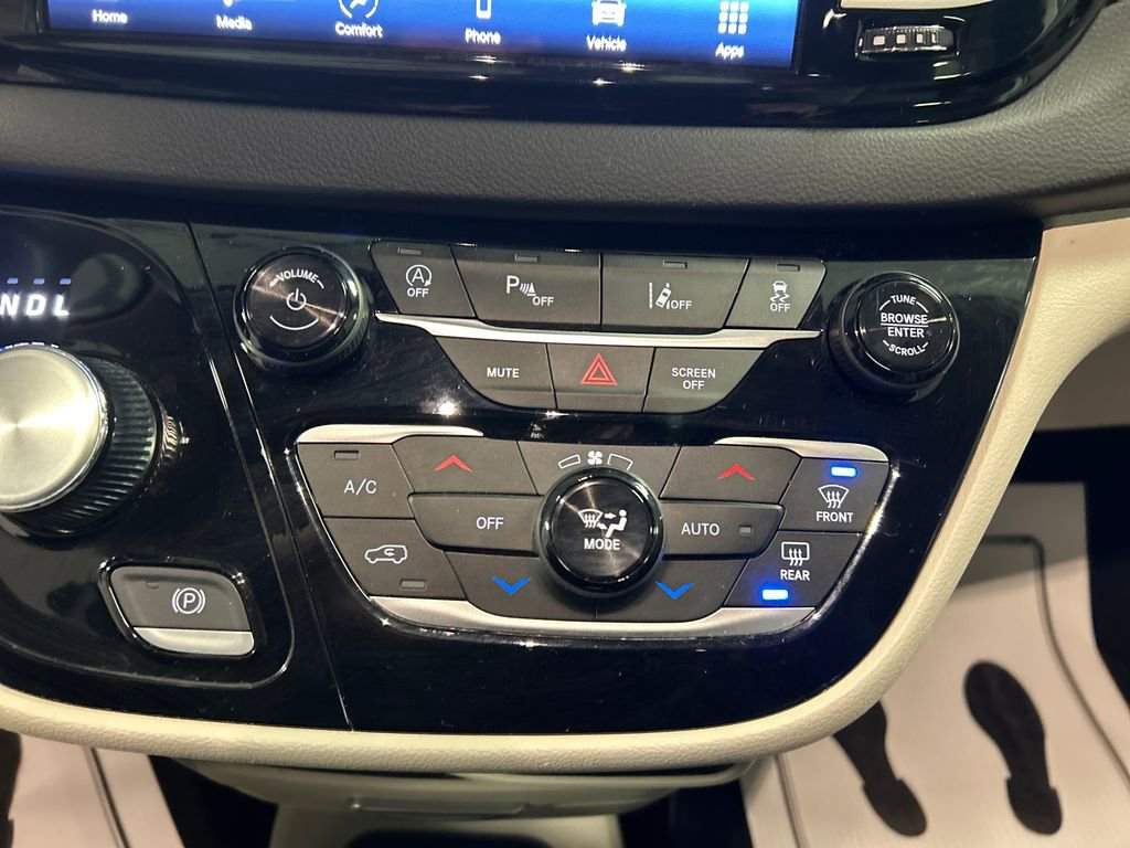 Used 2024 Chrysler Pacifica Touring-L image 19