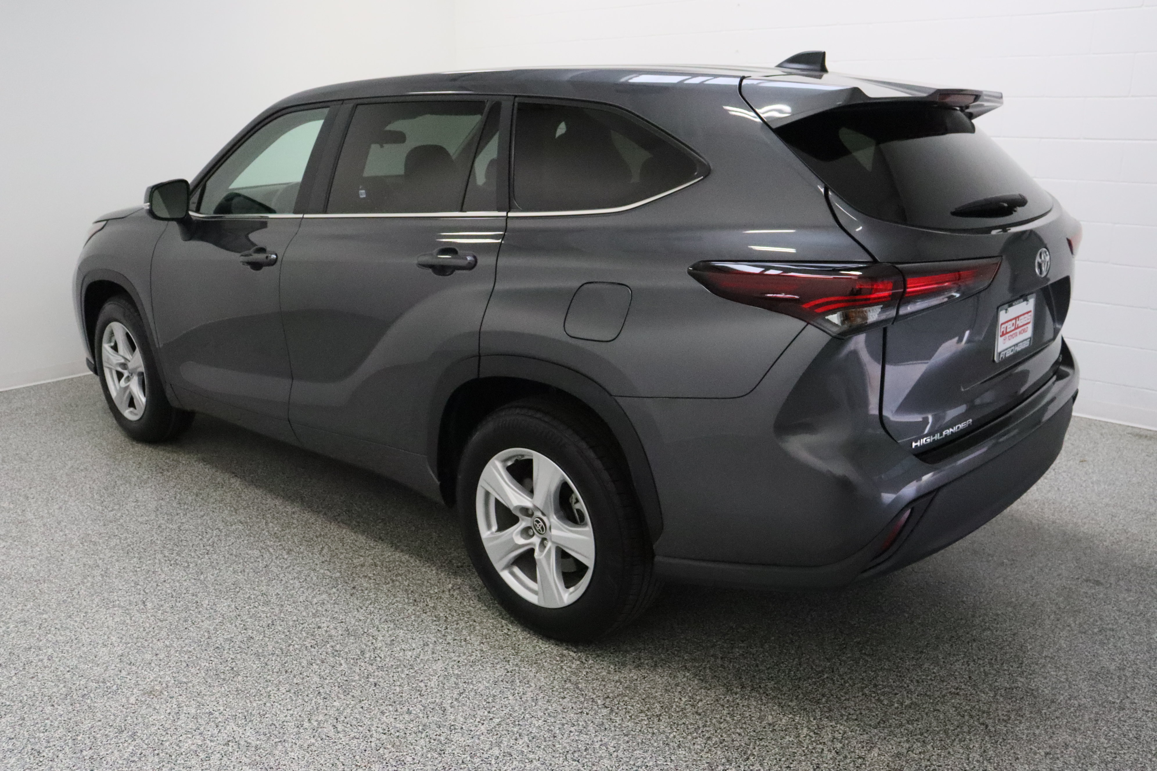 Used 2025 Toyota Highlander LE FWD image 9