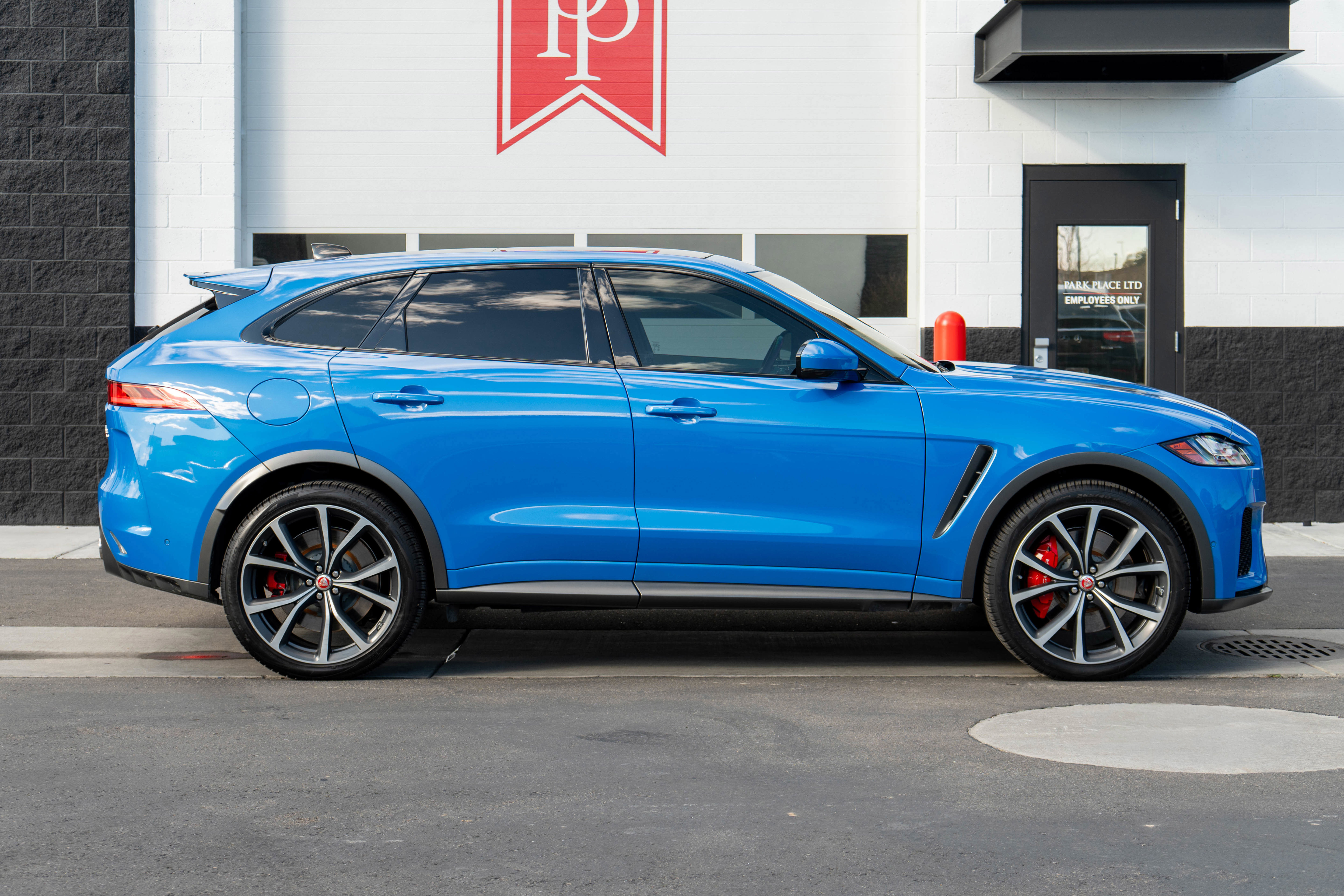 Used 2020 Jaguar F-PACE SVR image 33