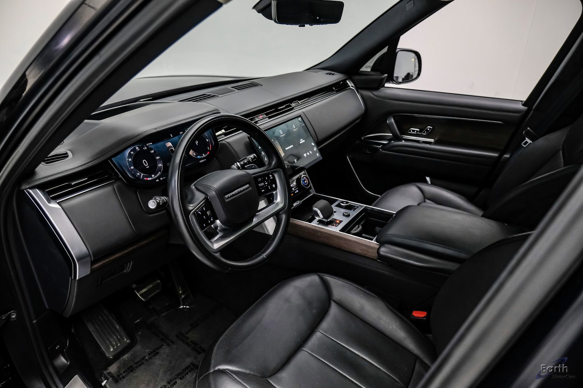 Used 2023 Land Rover Range Rover SE image 2