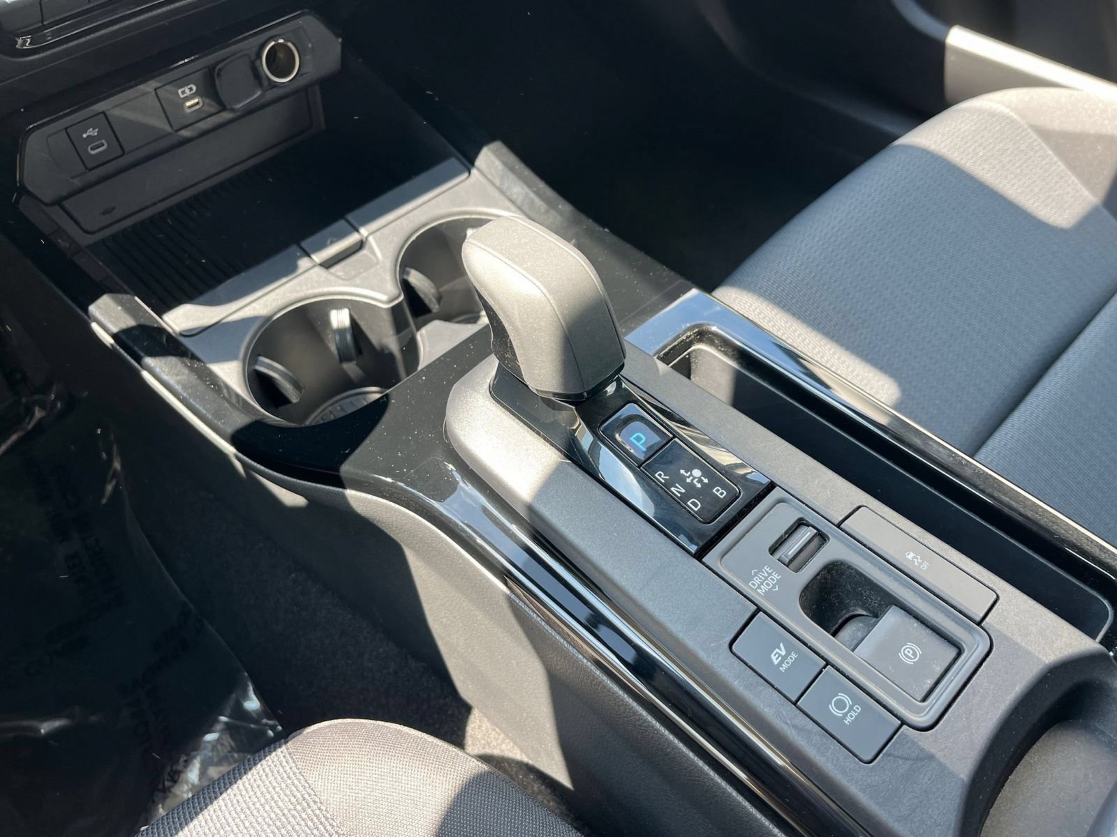 Used 2025 Toyota Prius LE FWD image 40