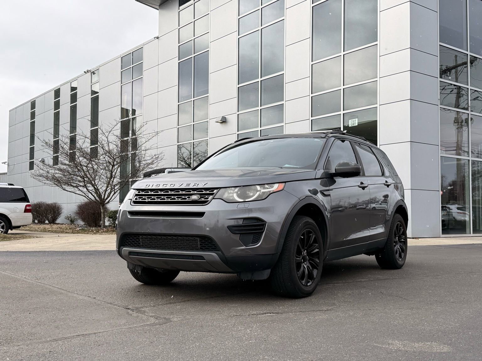 Used 2016 Land Rover Discovery Sport SE image 2