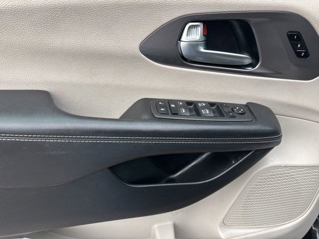 Used 2023 Chrysler Pacifica Touring-L image 13