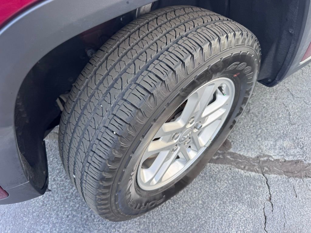 Used 2023 Jeep Grand Cherokee Laredo image 14