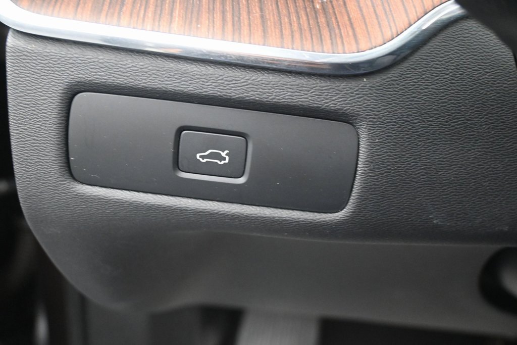 Used 2023 Volvo XC60 B5 Plus image 25