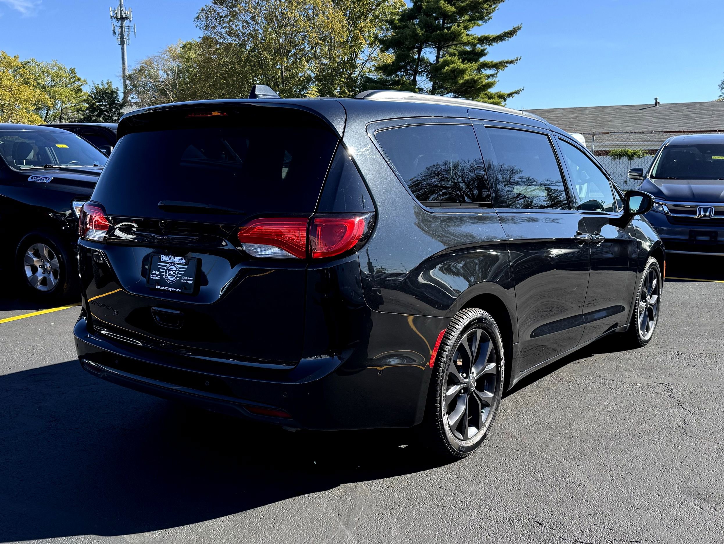 Used 2020 Chrysler Pacifica Touring-L w/ S Appearance Package image 8