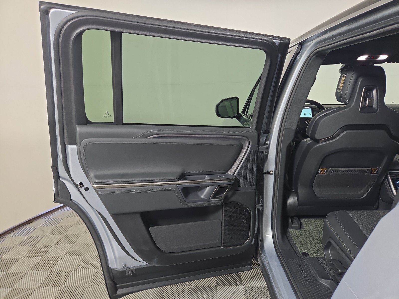 Used 2024 Rivian R1S Adventure AWD/4WD image 17