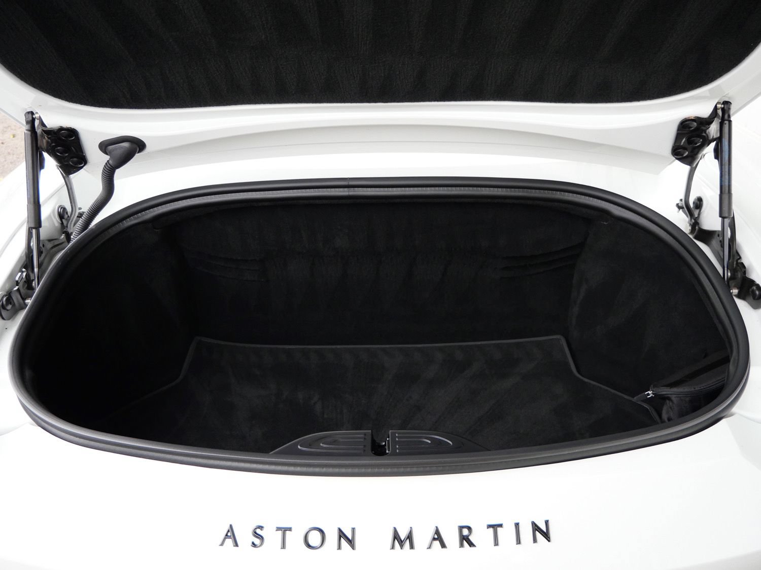 Used 2023 Aston Martin V8 Vantage Roadster RWD image 23