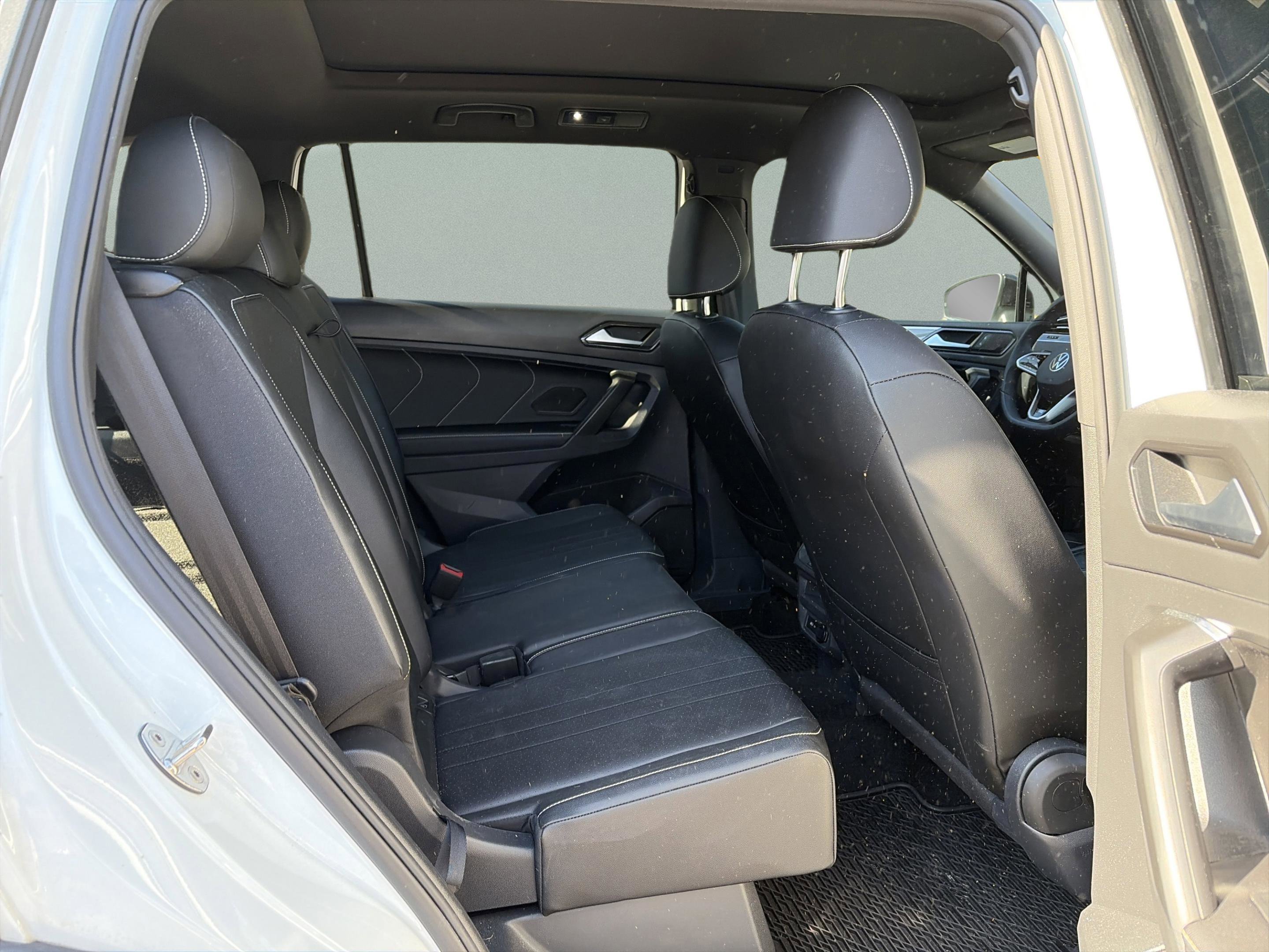 Used 2022 Volkswagen Tiguan SE R-Line image 17