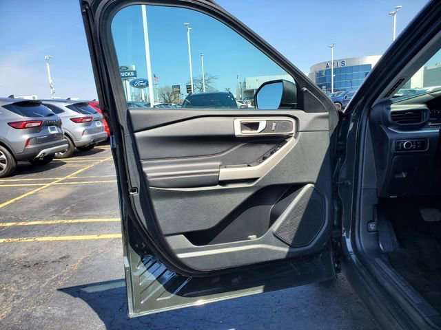 Used 2024 Ford Explorer XLT AWD/4WD image 8
