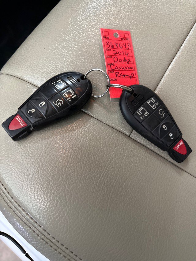 Used 2016 Dodge Grand Caravan SXT FWD image 37