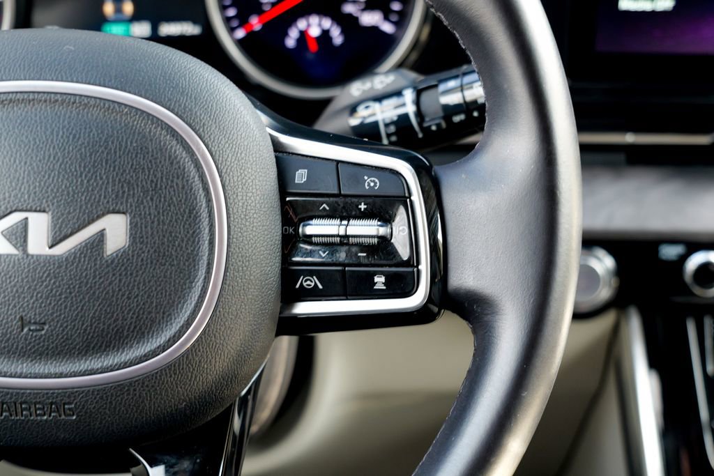 Used 2024 Kia Carnival EX image 45