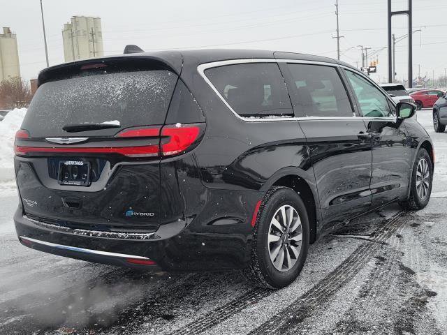 Used 2024 Chrysler Pacifica Select image 2