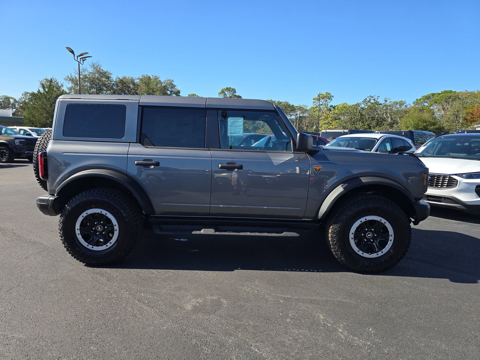 New 2025 Ford Bronco Badlands w/ Sasquatch Package AWD/4WD image 3