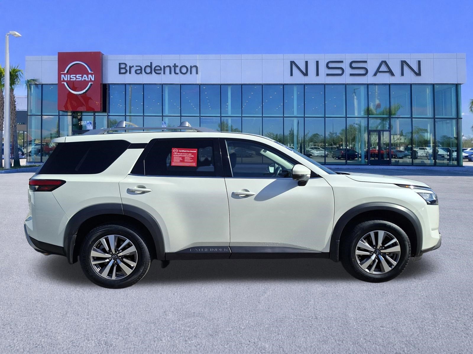 Used 2023 Nissan Pathfinder SL w/ Lighting Package (N92) image 4