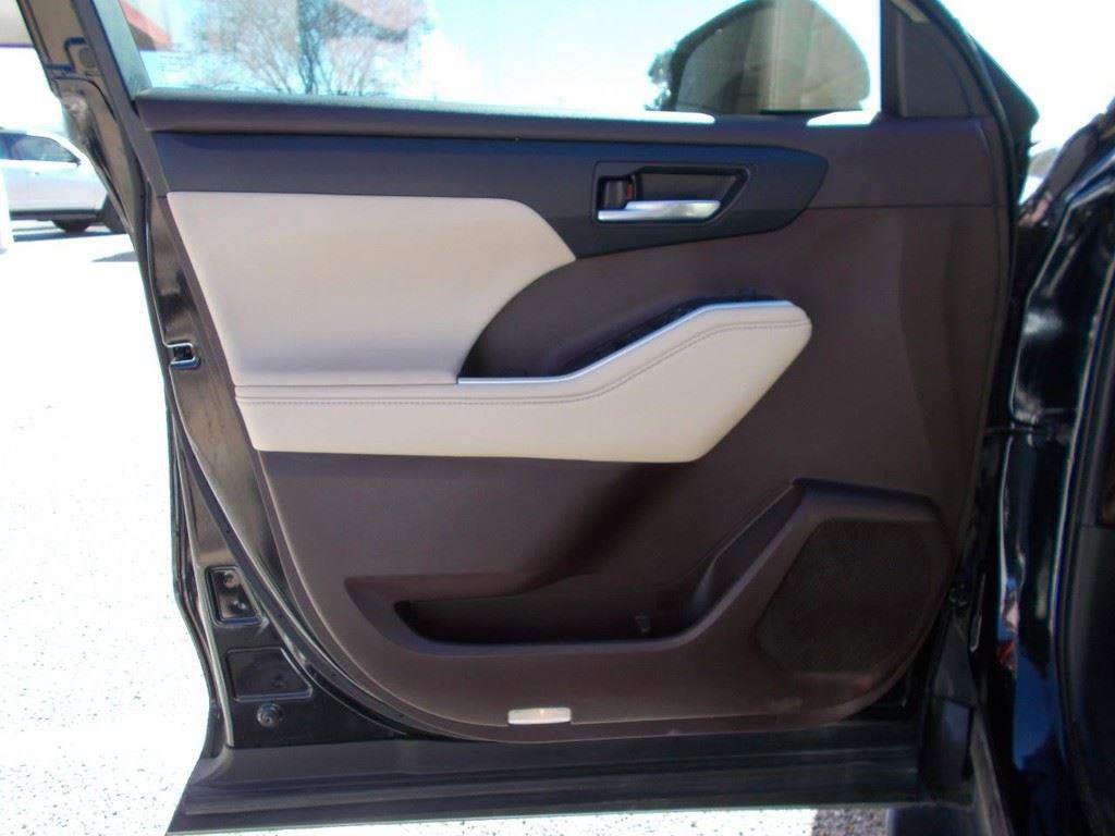 Used 2021 Toyota Highlander XLE image 18