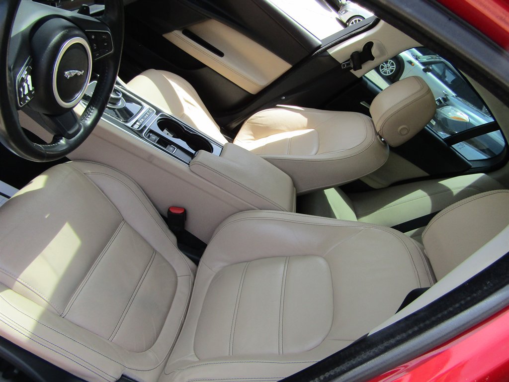 Used 2017 Jaguar XE Prestige RWD image 9